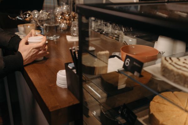 Evening atmosphere with candlelight on the bar