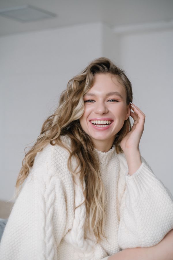 Cream cable knit sweater with light-wash jeans