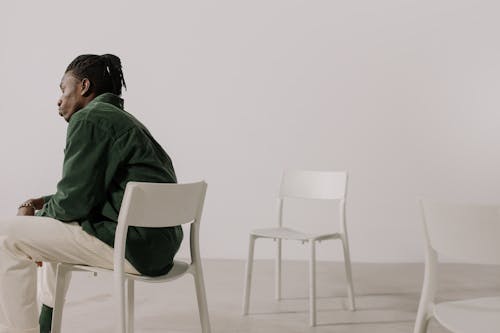 Darmowe zdjęcie z galerii z krzesło, osoba, siedzenie