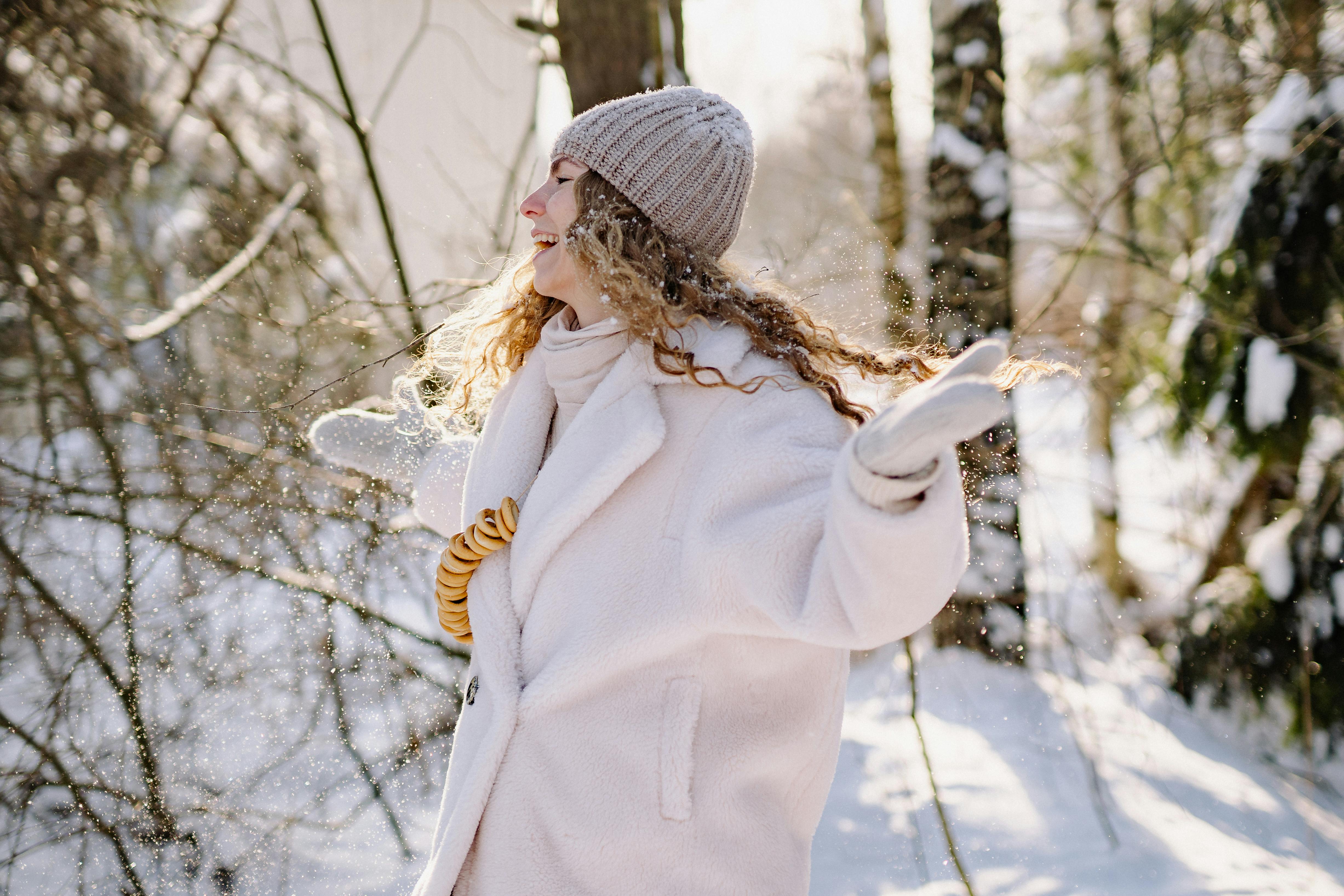 La Mujer Tiene Diversión En La Nieve En El Bosque De Invierno Fotos,  retratos, imágenes y fotografía de archivo libres de derecho. Image 37943998