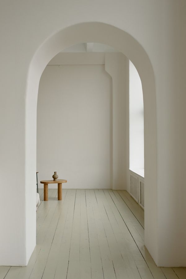 Arched plaster hallway in daylight, photo by Ksenia Chernaya on Pexels