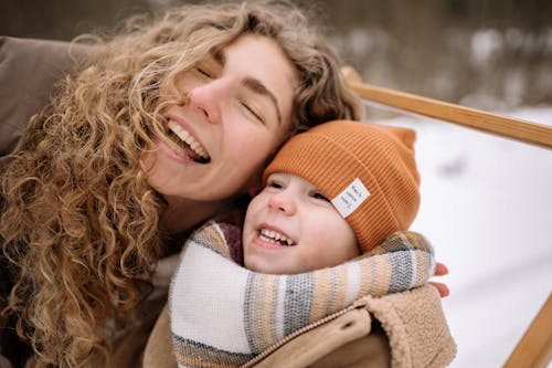 Foto gratis de una madre feliz con un hijo en invierno