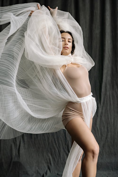 balerin, dans etmek, dikey atış içeren Ücretsiz stok fotoğraf