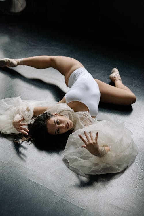 Darmowe zdjęcie z galerii z baletki, baletnica, białe długie rękawy