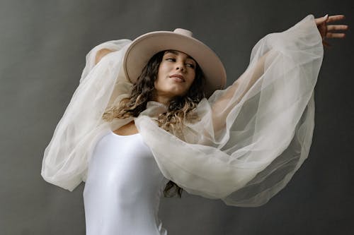 Základová fotografie zdarma na téma bílý vrchní část nádrže, kavkazská žena, klobouk
