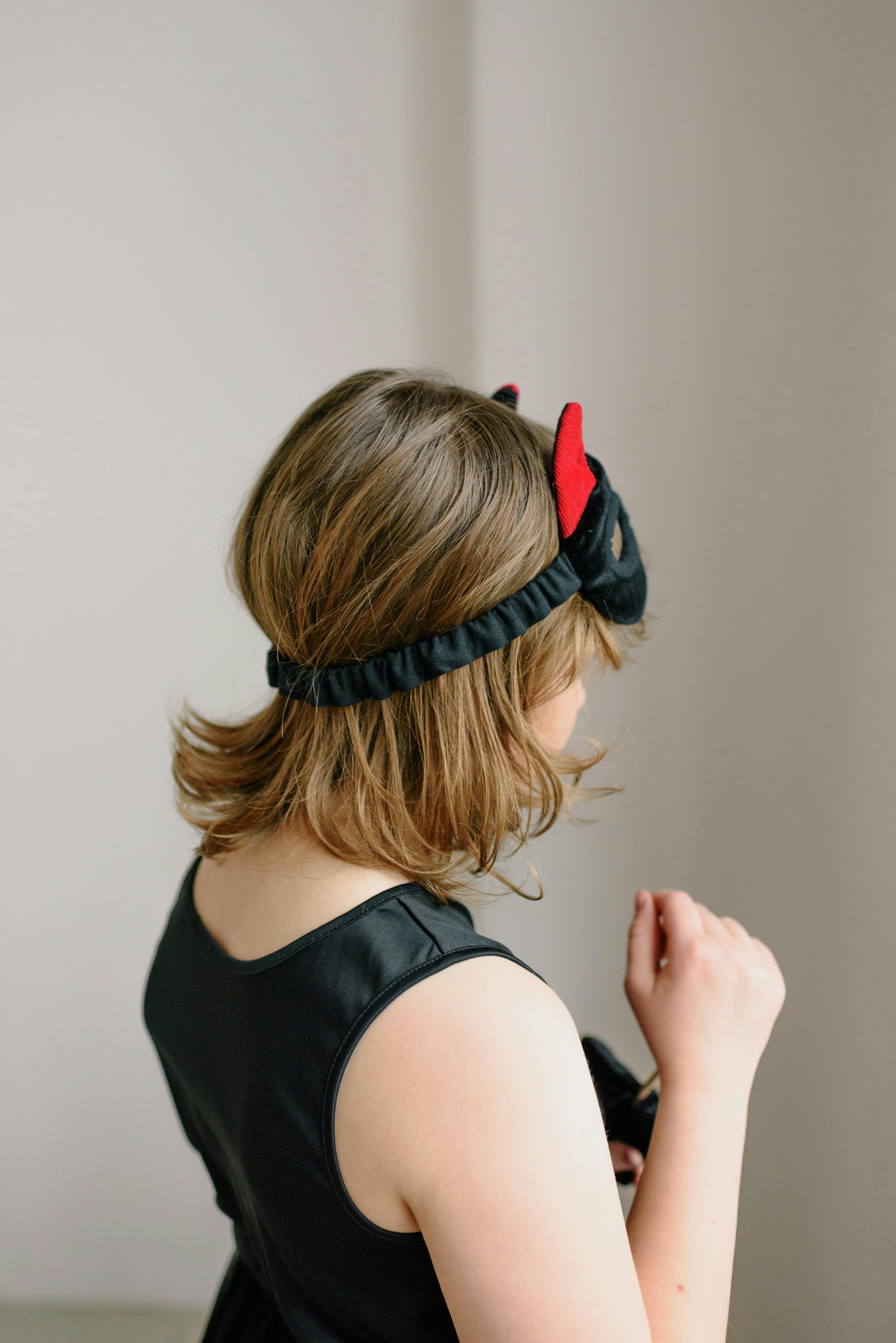 Gratuit Une Fille En Robe Noire Portant Un Masque Noir Photos