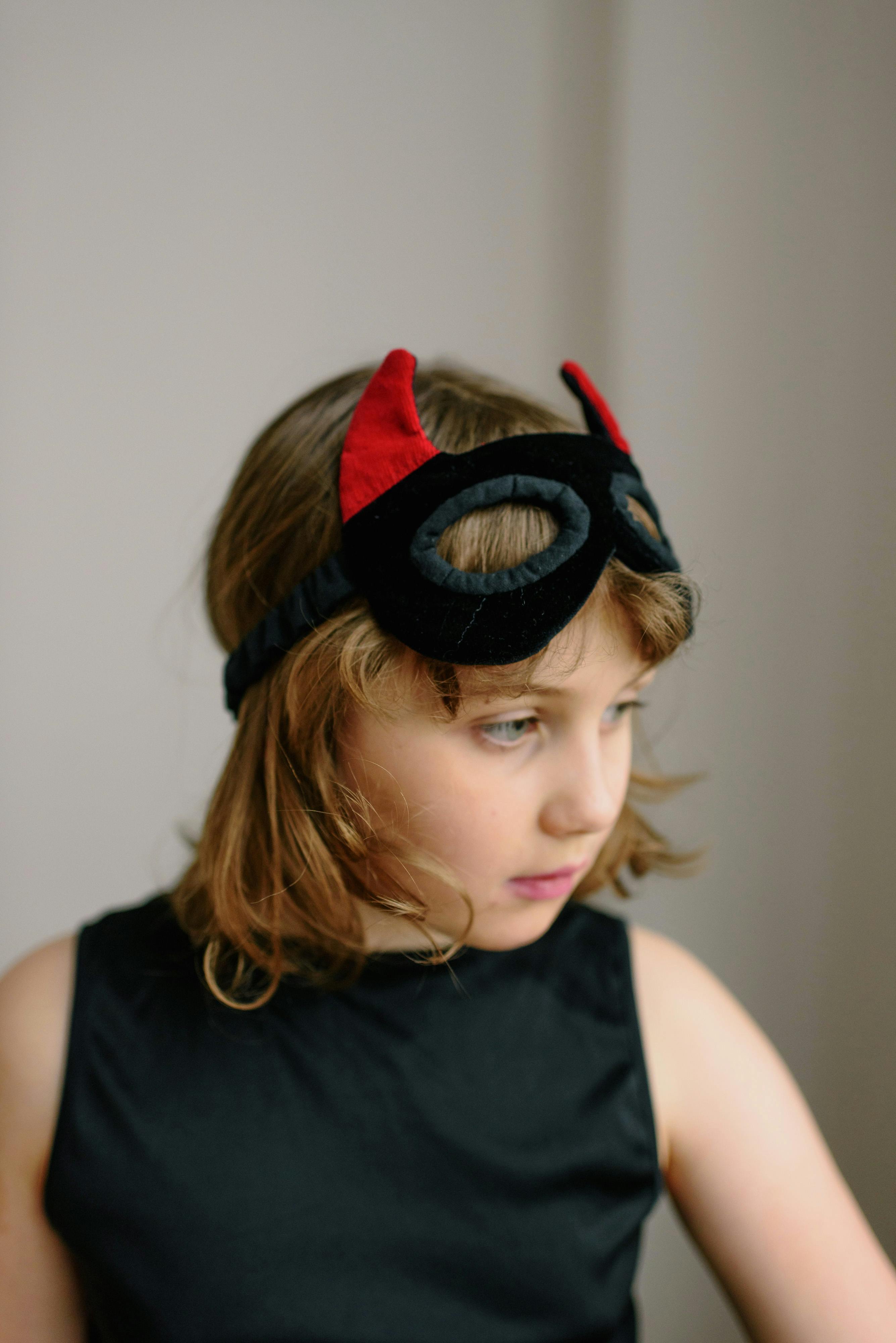 Gratuit Fille En Robe Noire Sans Manches Portant Un Masque Noir Et Rouge Photos