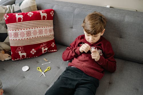 Ingyenes stockfotó fekete nadrág, kaukázusi fiú, lefeküdni lefekszik témában