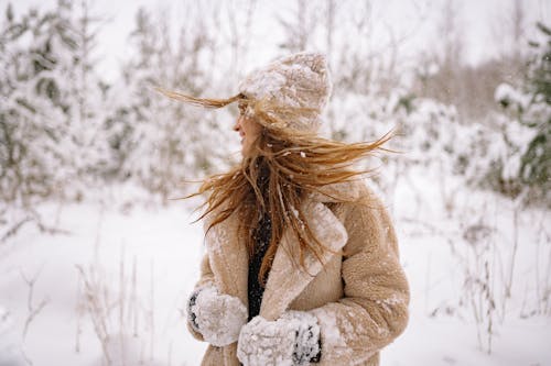 （頂部有小羊毛球的）羊毛帽子, 下雪, 下雪的 的 免费素材图片
