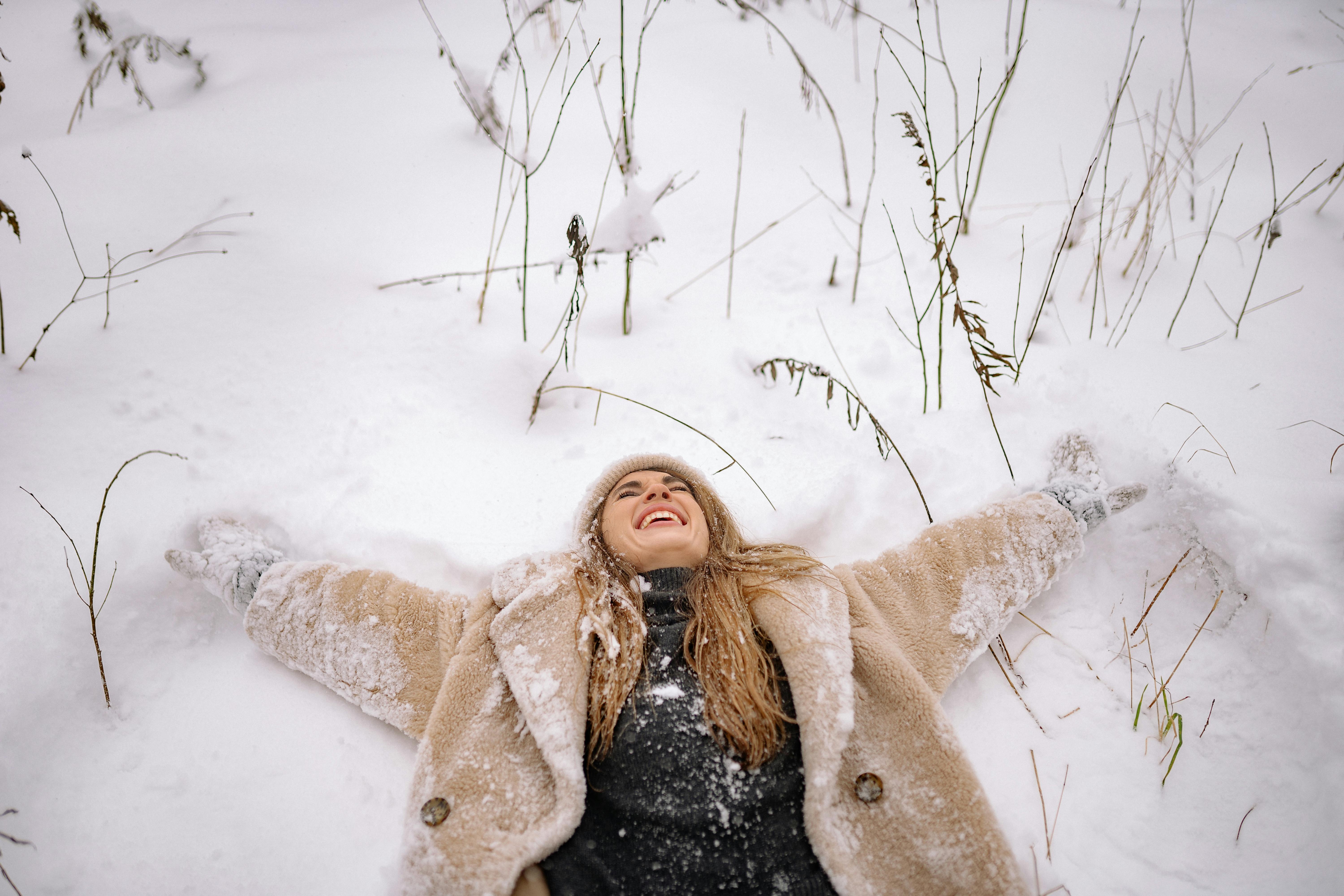 Mujer Congelada En Sombrero En Invierno Frío Imagen de archivo - Imagen de  goce, riéndose: 180055919