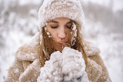 Gratis stockfoto met aantrekkelijk, beanie, besneeuwd