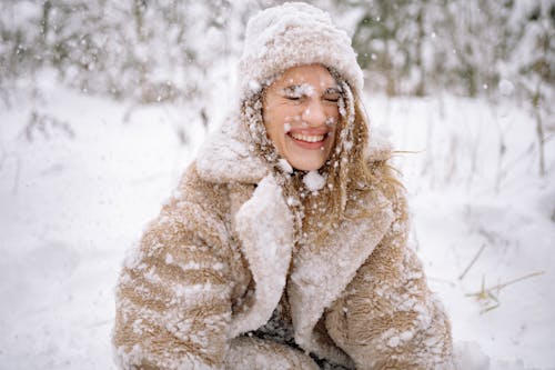 Immagine gratuita di abbigliamento caldo, contento, coperto di neve