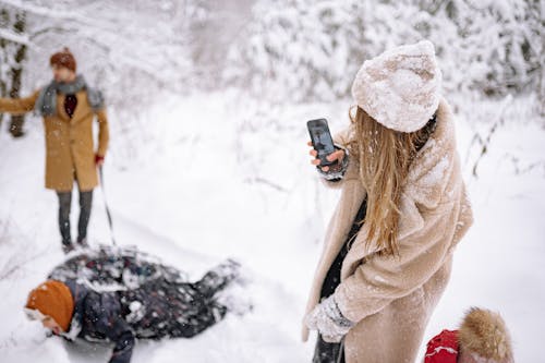 コート, スマートフォン, ニットキャップの無料の写真素材