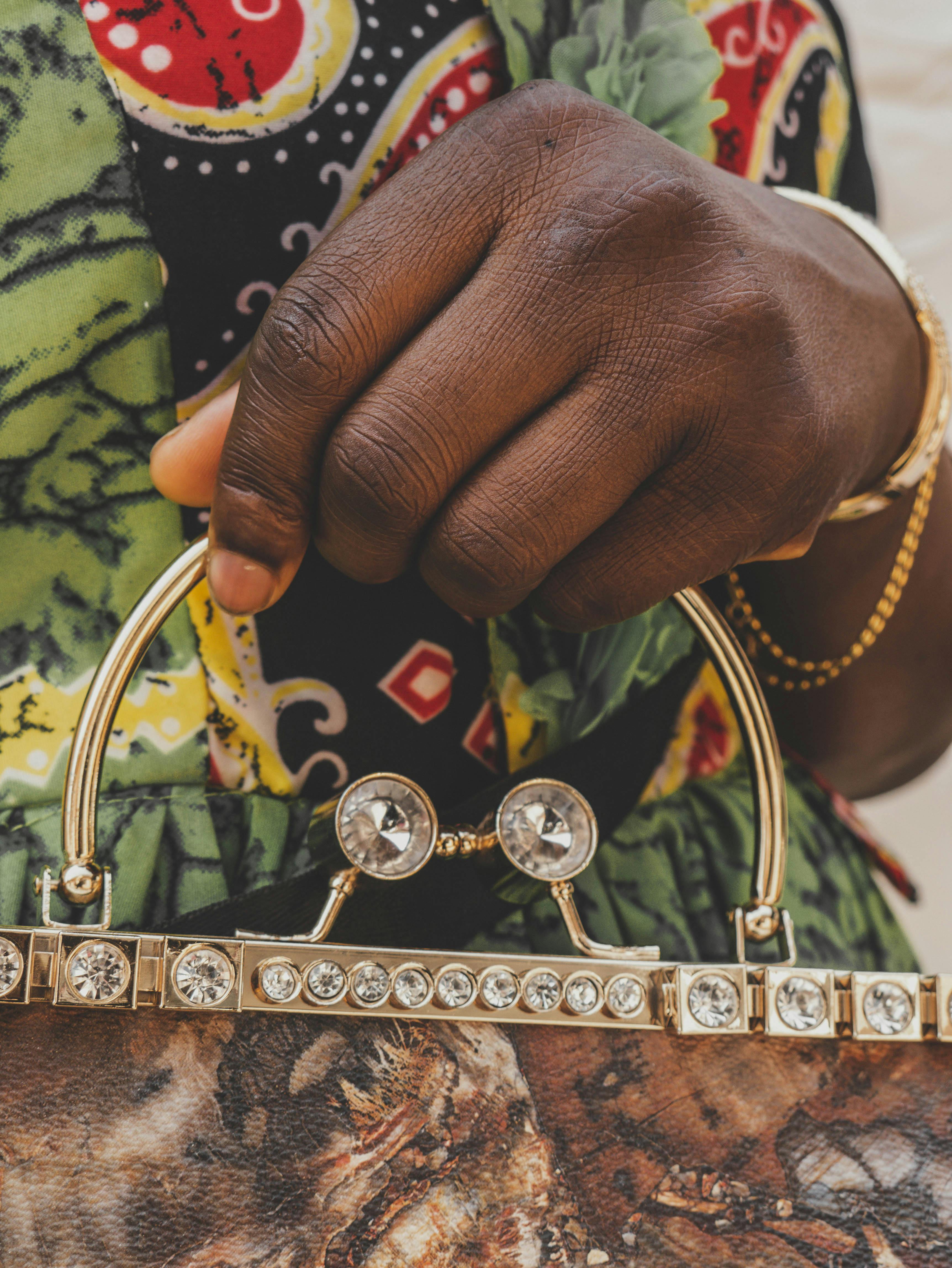 Old fashioned handbag with metal handle · Free Stock Photo