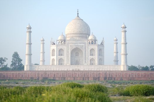 Elegant capture of the Taj Mahal in Agra, India, showcasing its iconic dome and minarets at sunrise., free online jigsaw puzzle on JigsawPuzzlesFreeOnline.org