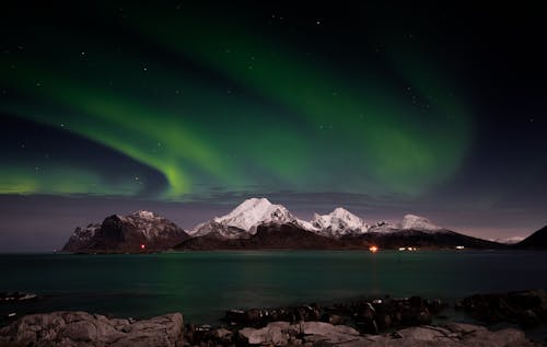Δωρεάν στοκ φωτογραφιών με aurora borealis, βουνά, θάλασσα