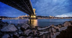 布达佩斯著名的链桥横跨多瑙河，在迷人的夜色中，城市景观显得格外明亮