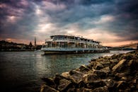 在布达佩斯的多瑙河上，一艘豪华游轮在阴沉的天空下航行