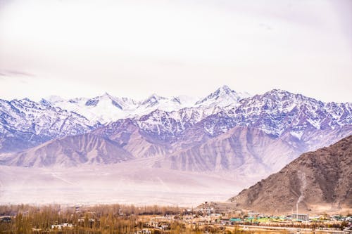 Бесплатное стоковое фото с горный хребет, долина, заснеженный