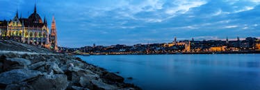 黄昏时，布达佩斯议会和多瑙河的景色格外迷人