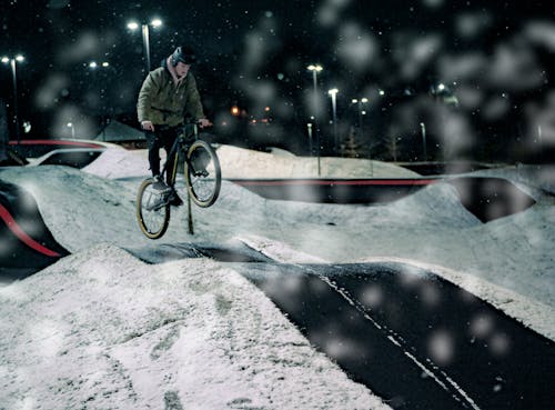 Photos gratuites de neige, sauter, vélos