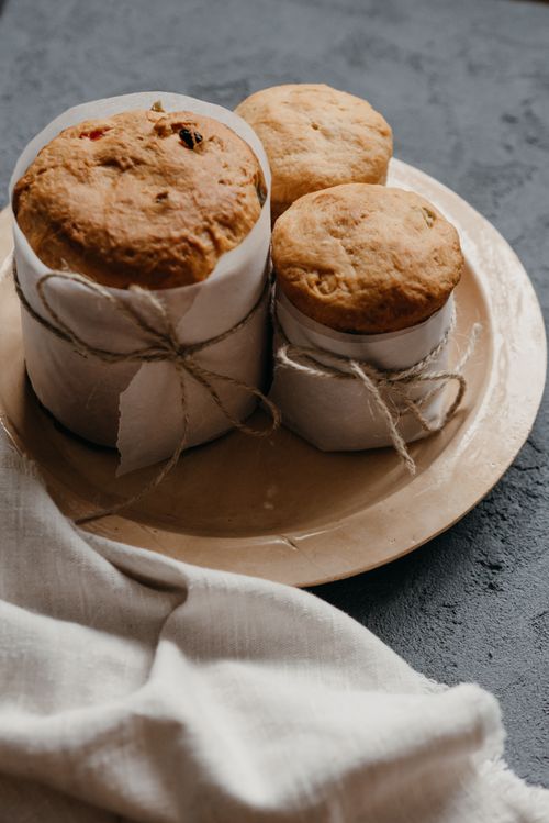 Free Rustic homemade cakes wrapped in burlap on a plate, perfect for Easter or traditional celebrations. Stock Photo
