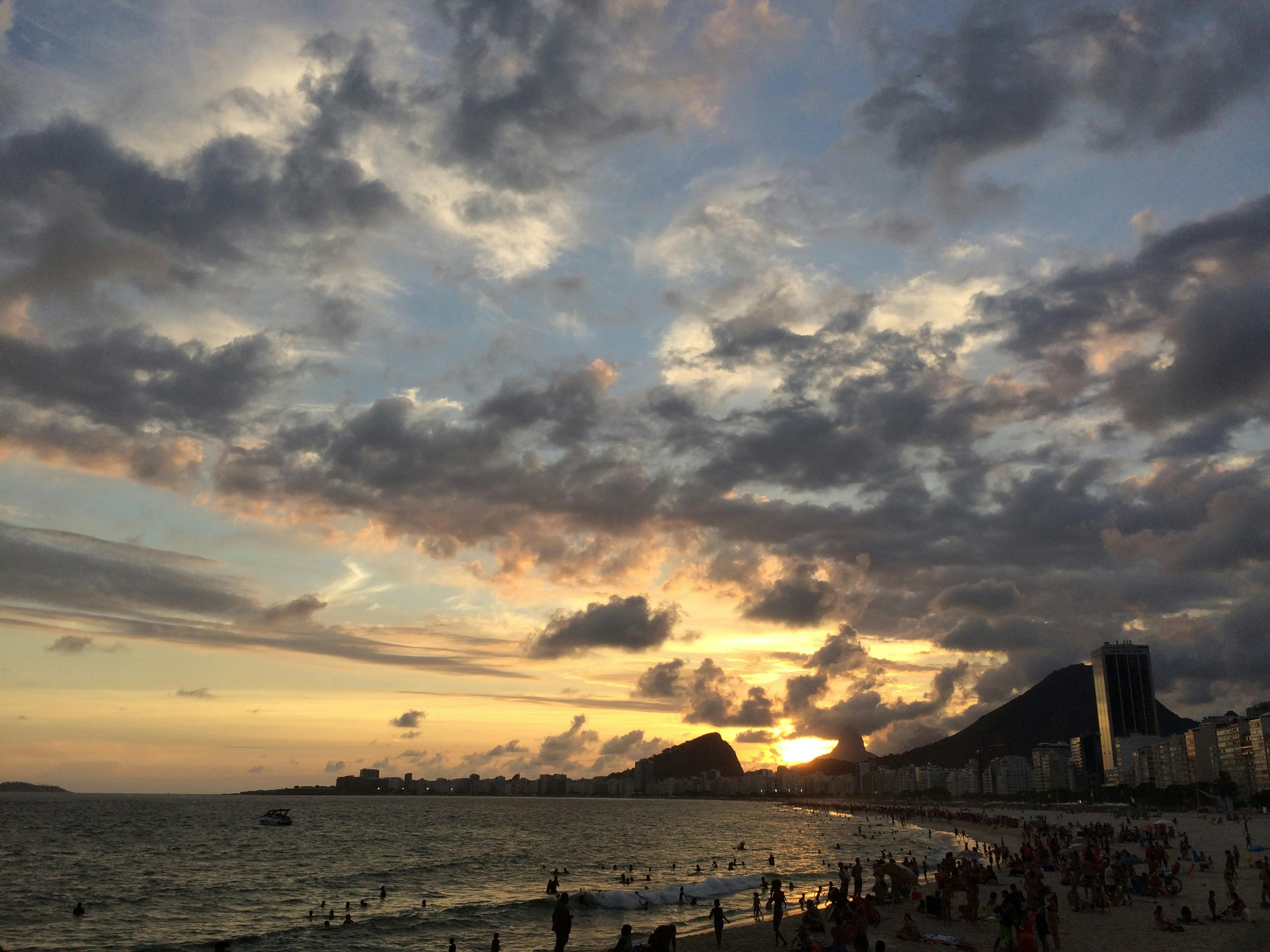 Akşamüzeri Rio de Janeiro Copacabana plajında kalabalık