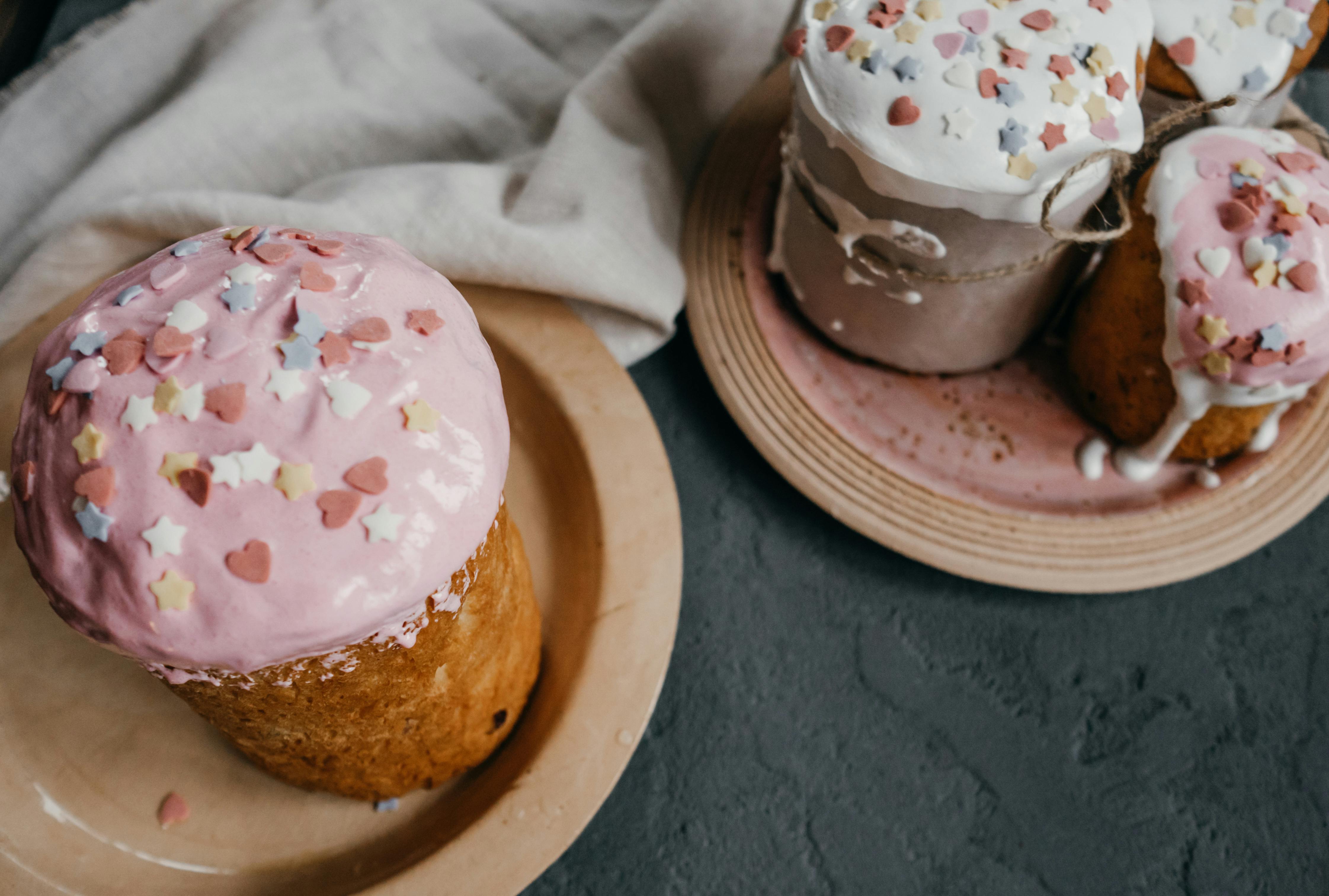 Великодній кошик із паскою, яйцями та м’ясними делікатесами