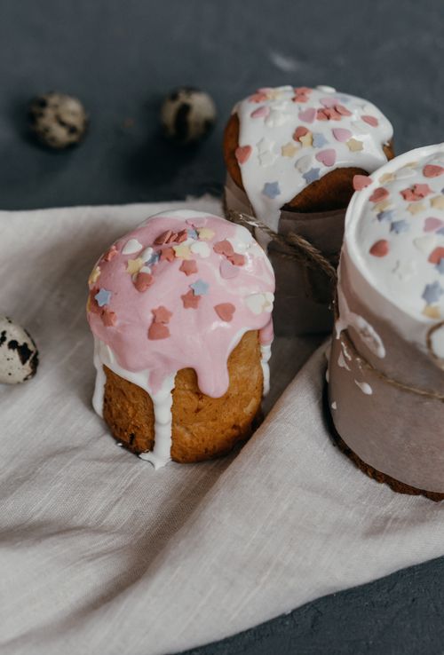 Free Delightful Easter cakes topped with vibrant icing and sprinkles, perfect for festive celebrations. Stock Photo