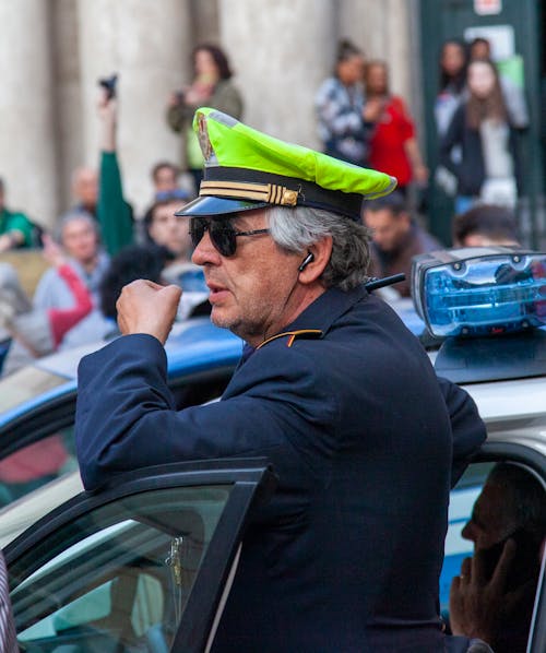 Immagine gratuita di auto della polizia, in piedi, lavorando