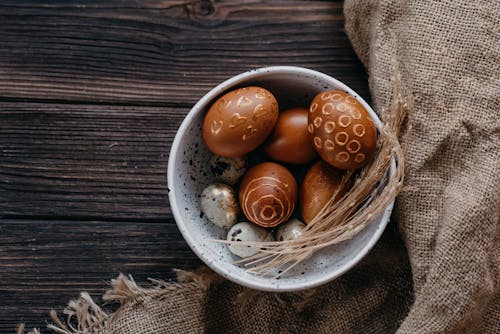 бесплатная Бесплатное стоковое фото с крашеные яйца, миска, пасхальное украшение Стоковое фото