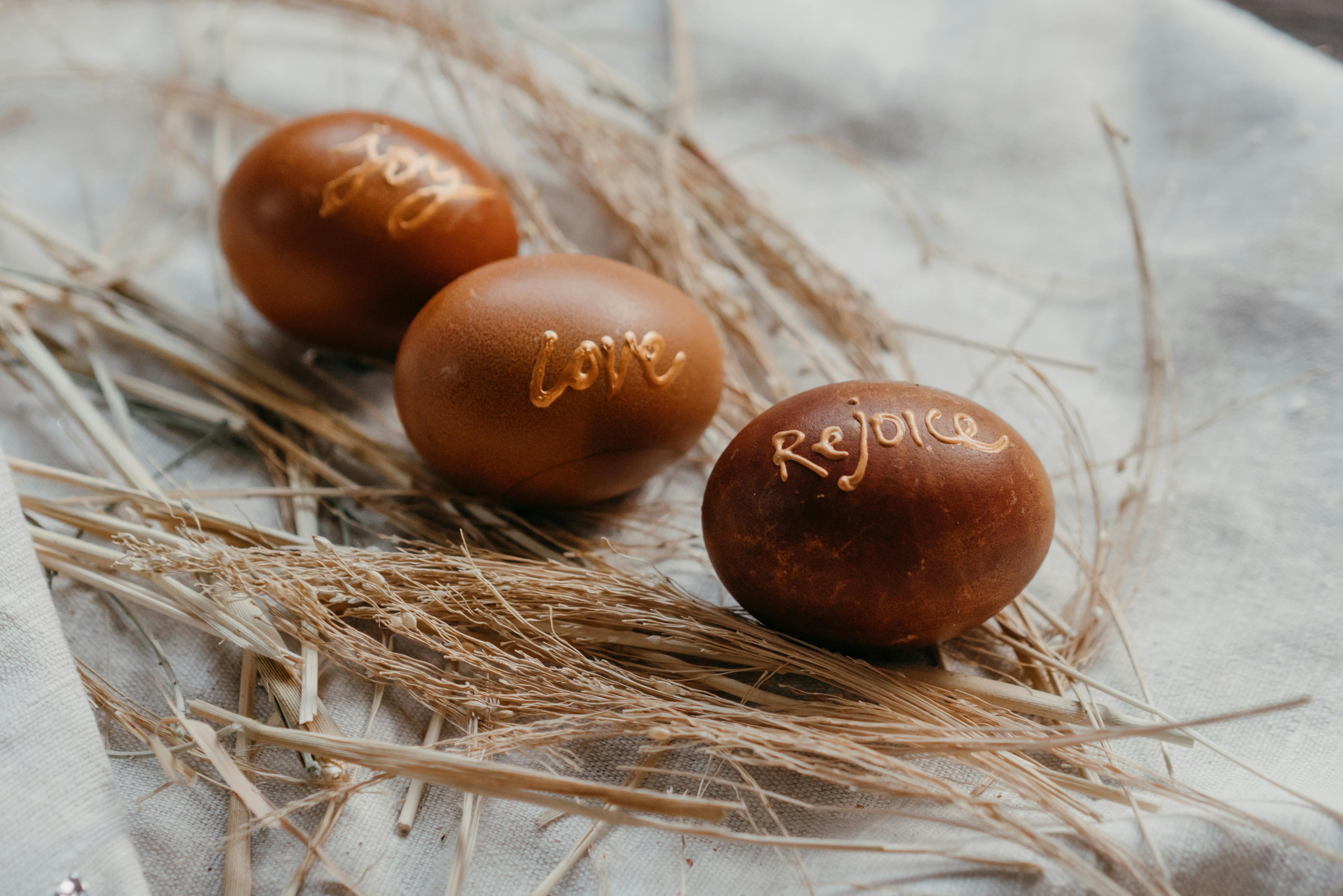 Ouă rustice pe paie, simbol al tradițiilor străvechi și al conexiunii cu natura