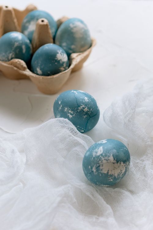 Free Soft pastel blue eggs with a rustic finish, perfect for Easter celebration and decoration. Stock Photo