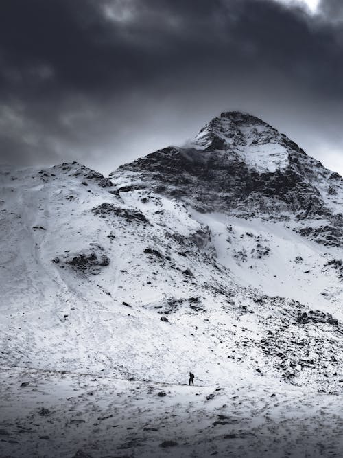 Foto stok gratis bentuk lahan, grayscale, gunung yang tertutup salju