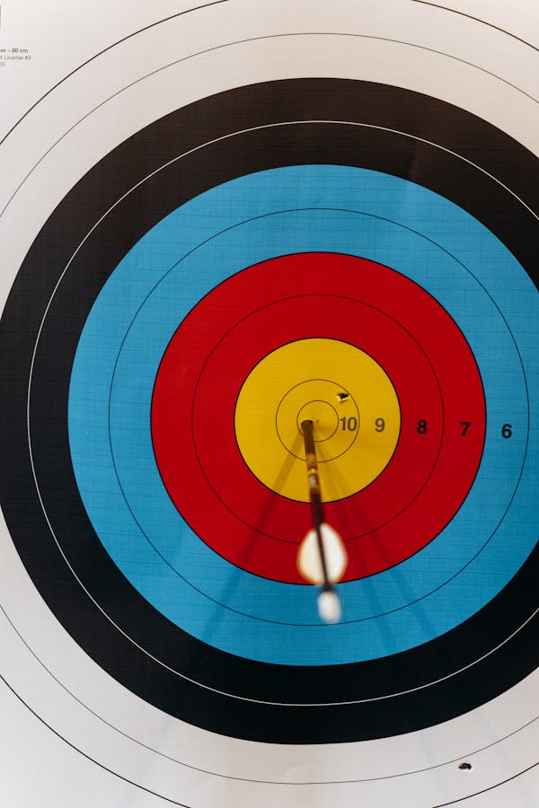 Picture of arrow in dartboard bullseye