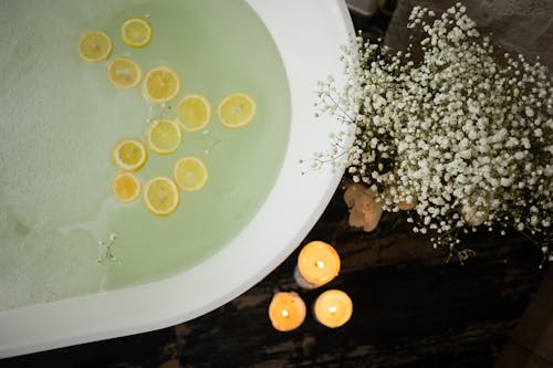 Free Bathtub with candles and flowers Stock Photo