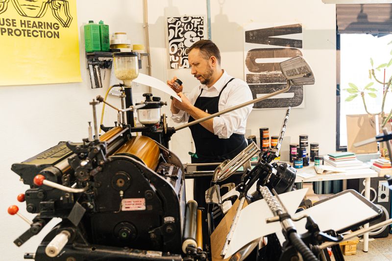 Cómo escalar tu negocio: De una plancha a un taller industrial - Diseño y Sublimación
