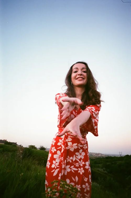ayakta, Çiçekli elbise, çim saha içeren Ücretsiz stok fotoğraf
