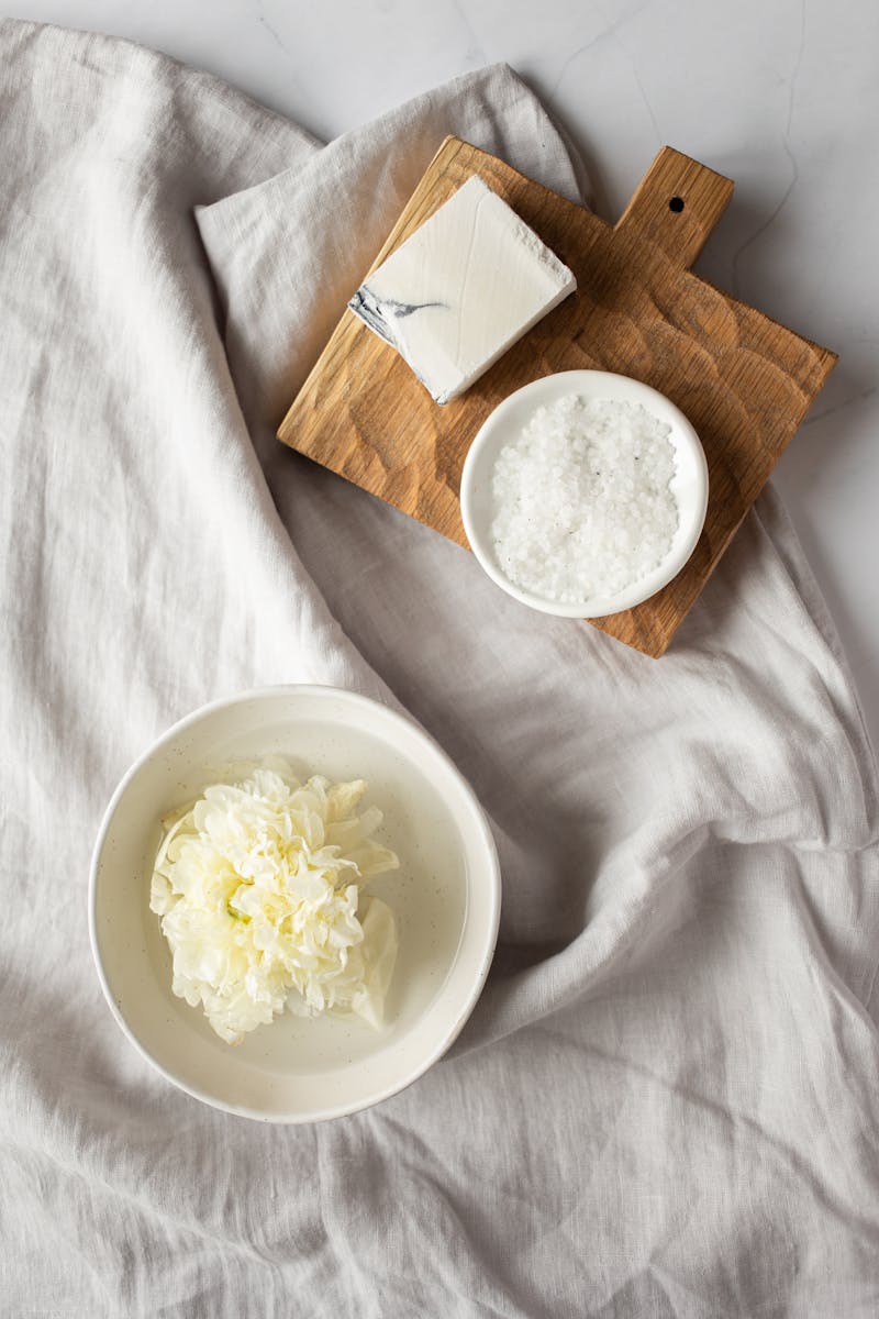 Difusor de varetas em um ambiente de casa, com luz suave, evocando tranquilidade.