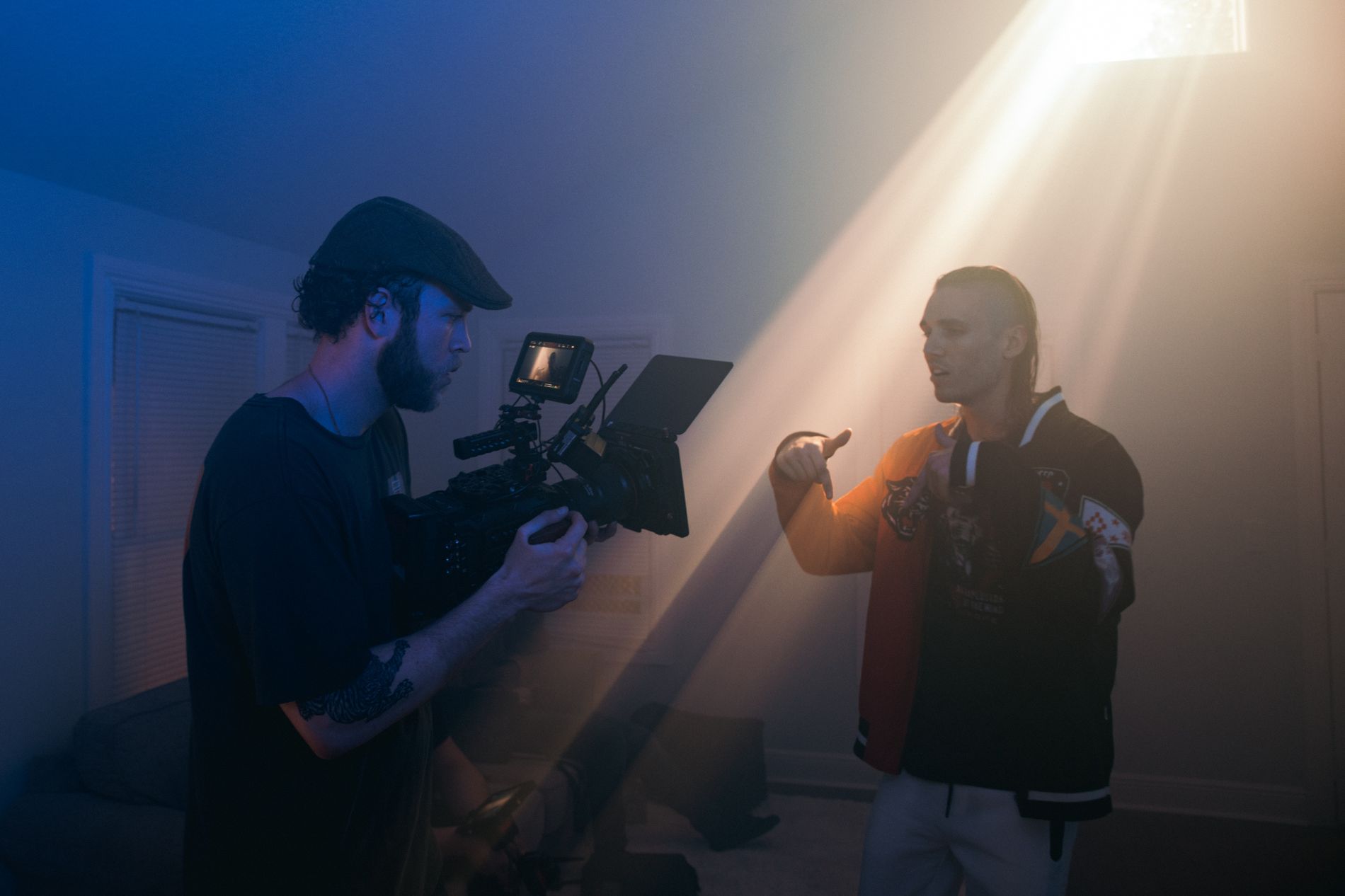 Vidéaste filmant un clip avec éclairage cinématographique