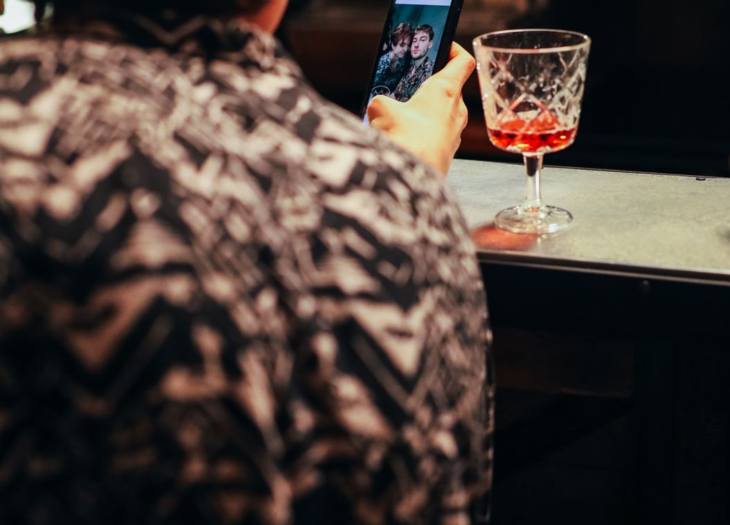 Online dating: starting a conversation on a niche platform