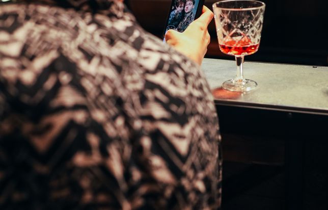 Online dating: starting a conversation on a niche platform