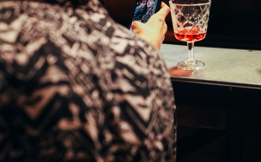 Online dating: starting a conversation on a niche platform