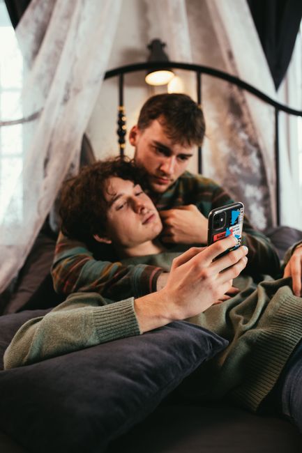 Exploring the Top Features That Make a Gay Dating App Stand Out for Authentic Connections