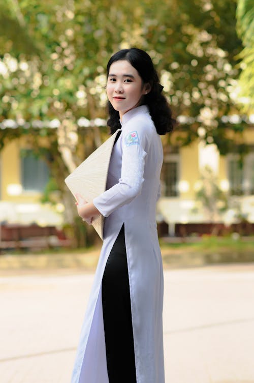 Foto profissional grátis de áo dài, chapéu cônico, Mulher asiática