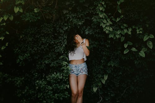 Бесплатное стоковое фото с джинсовые шорты, женщина, зеленые растения