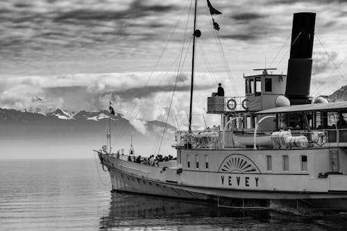 бесплатная фотография парусной лодки Yevey в оттенках серого Стоковое фото