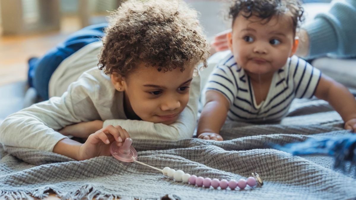 Fratrie bébé et grand enfant cohabitation été à la maison - illustration