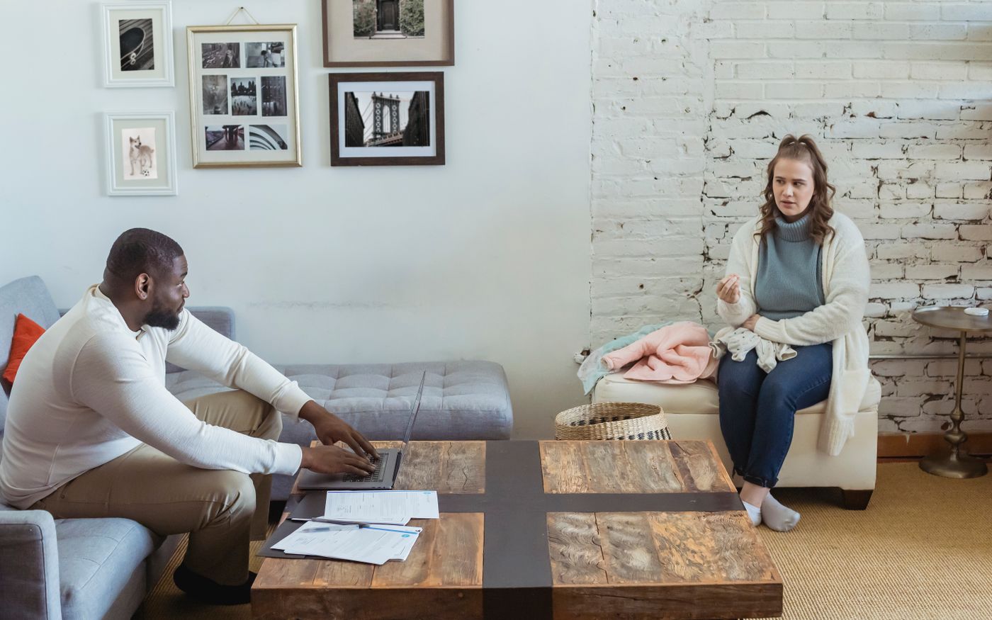 Couple en discussion face à des difficultés relationnelles