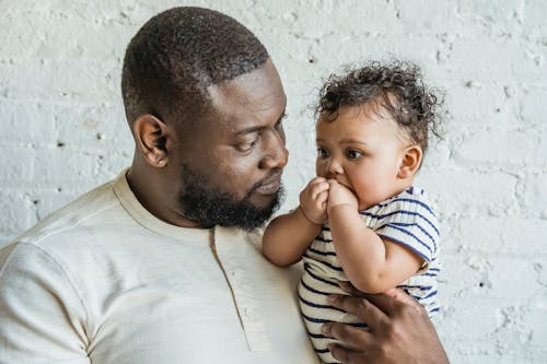 afrikalı amerikalı adam, afrikalı-amerikalı bebek, apartman içeren Ücretsiz stok fotoğraf